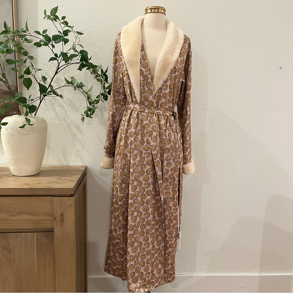 Australia Luxe Collective Empress Long Satin Smiles Smiley Face Robe - Picture 5 of 16